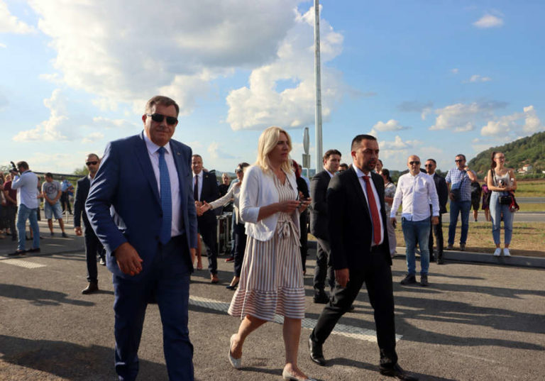 milorad-dodik-zeljka-cvijanovic-autoput-pet-ce-872x610.jpg