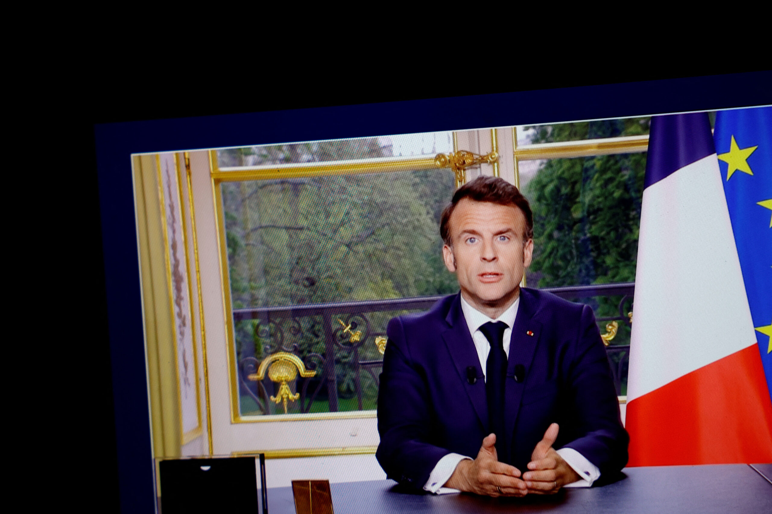 1681769828-2023-04-17T182050Z_1823921087_RC2IG0AQOGRC_RTRMADP_3_FRANCE-PENSIONS-LAW-MACRON-scaled.jpg