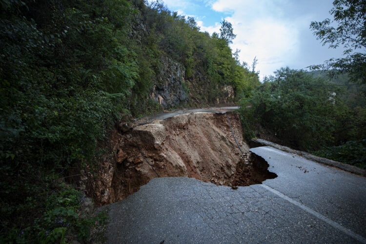 1728143696-AA-20241005-35829553-35829550-POPLAVE_U_BIH_KLIZISTE_UNISTILO_PUTNU_KOMUNIKACIJU_U_BUTUROVIC_POLJU-750x500-1.jpg