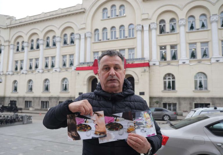 boro-djukic-protestuje-ispred-gradske-uprave-00-872x610