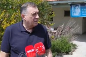 Dok je bjegunac Dodik davao izjavu, iznad njega se pojavio projektil: Pogledajte njegovu reakciju