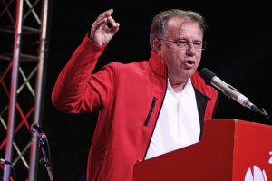 ZADUŽI PA UPRAVLJAJ! Dok narod šuti, Nikšić podiže plate.