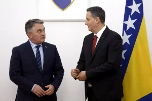 Bez prisustva Cvijanović, Komšić i Bećirović zvanično zatražili da EUFOR hapsi Dodika