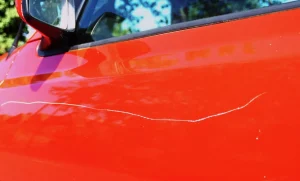 POLICIJA NEMOĆNA! Starija gospođa ponovno izgrebala stotine automobila u Austriji