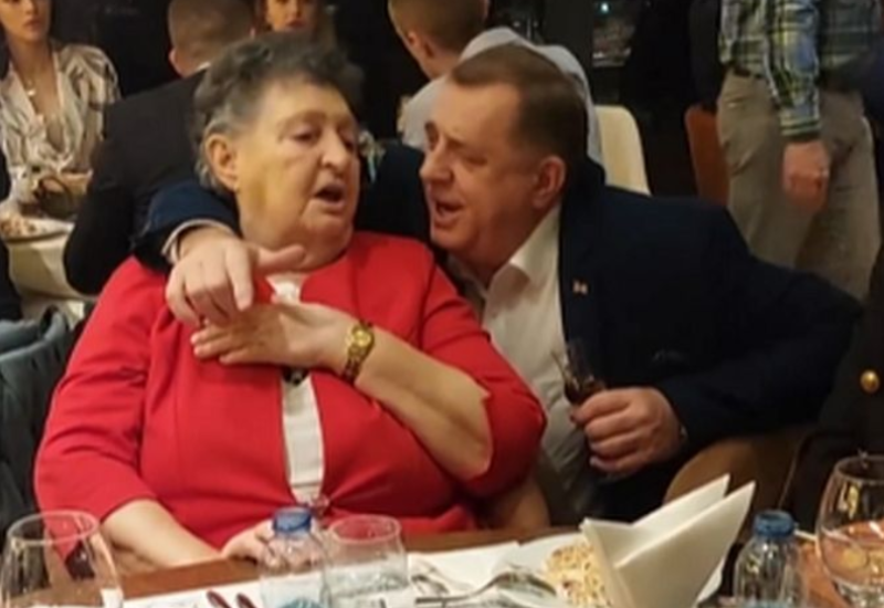 1678650957_dodik-slavi-rodendan-sa-majkom-zapjevao-srpkinja-je-mene-majka-rodila-video