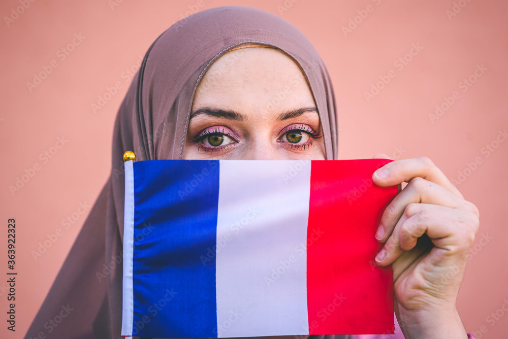 MACRON 4