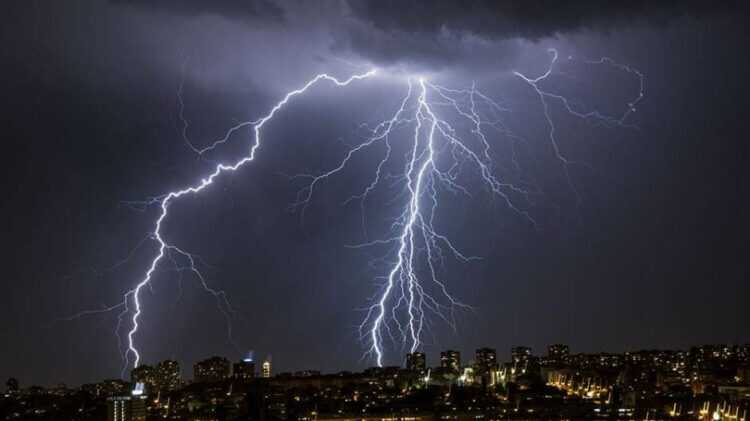 beograd-munje-grom-oluja-shutterstock-391859533-296546-750x421-2.jpeg