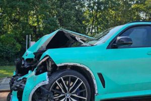 Vozilo iz svadbene kolone sletjelo s ceste i završilo na krovu