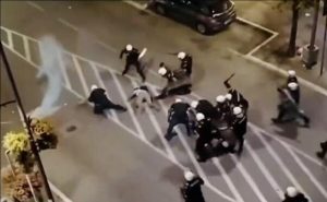 Uznemirujuće snimke iz Valjeva: Policija mlatila prolaznike