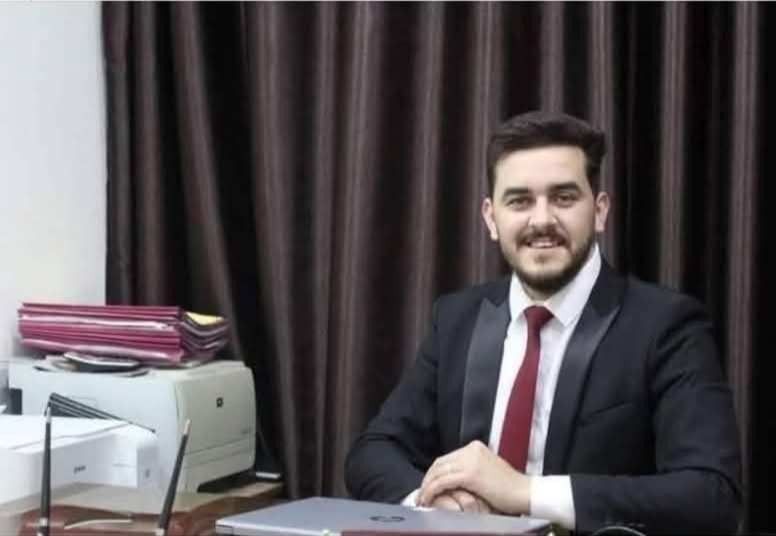 Prije: Ahmed Matar u svom elementu — odijelo, stol, osmijeh pun nade.