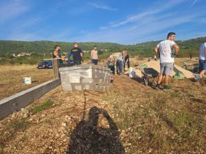 STOLAC: Bošnjaci od jutros zidaju visoki zid oko lokacije predviđene za harem