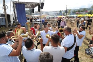 (VIDEO) Direktor UKC-a RS-a, Vlado Đajić i razgolićena pevaljka Rada Manojlović podigli zaplesali na stolu