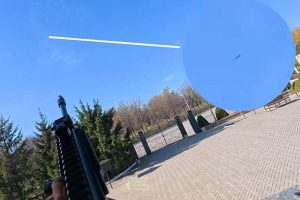 Ruski dron krenuo prema novinarima, vojnik ga srušio puškom ispred crkve (VIDEO)