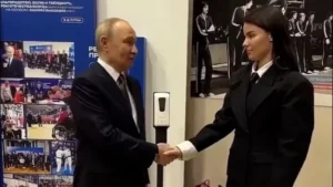 Putinovo rukovanje s doktoricom: “Pogledajte mu ruku, nešto nije u redu”