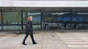 Predsjednik Stranke demokratske akcije (SDA) Bakir Izetbegović jutros je prvi stigao u zgradu Parlamentarne skupštine Bosne i Hercegovine, gdje ga je čekao Dragan Čović, predsjednik Hrvatske demokratske zajednice (HDZ) BiH.