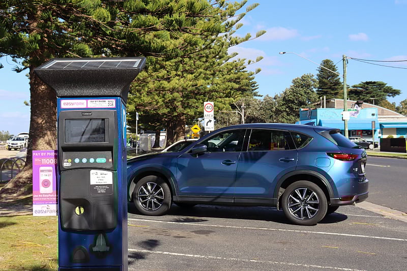 inspektor-i-njegova-supruga-iz-automata-za-parking