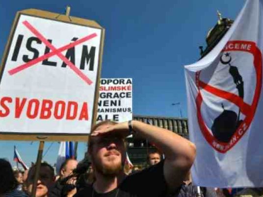 protesters_hold_signs_during_an_anti-migrant_rally