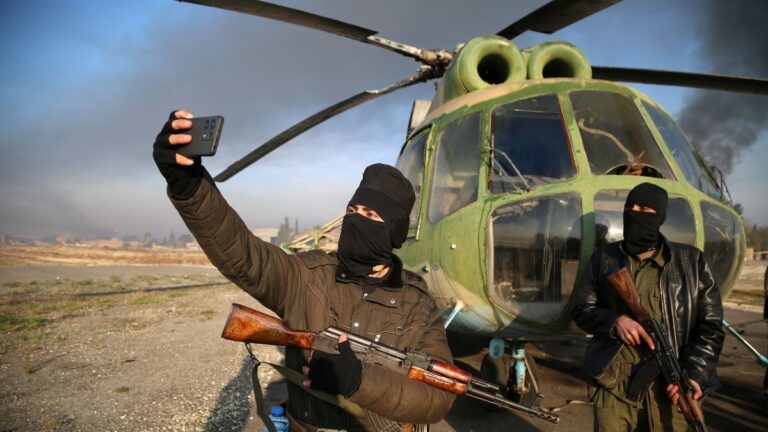 Naoružani muškarci na vojnom aerodromu Nayrab u Alepu, Sirija, 2. decembar 2024. (Foto: EPA/Bilal Al Hammoud)