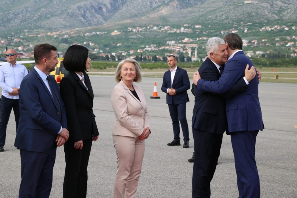 Vučić sletio na mostarski aerodrom