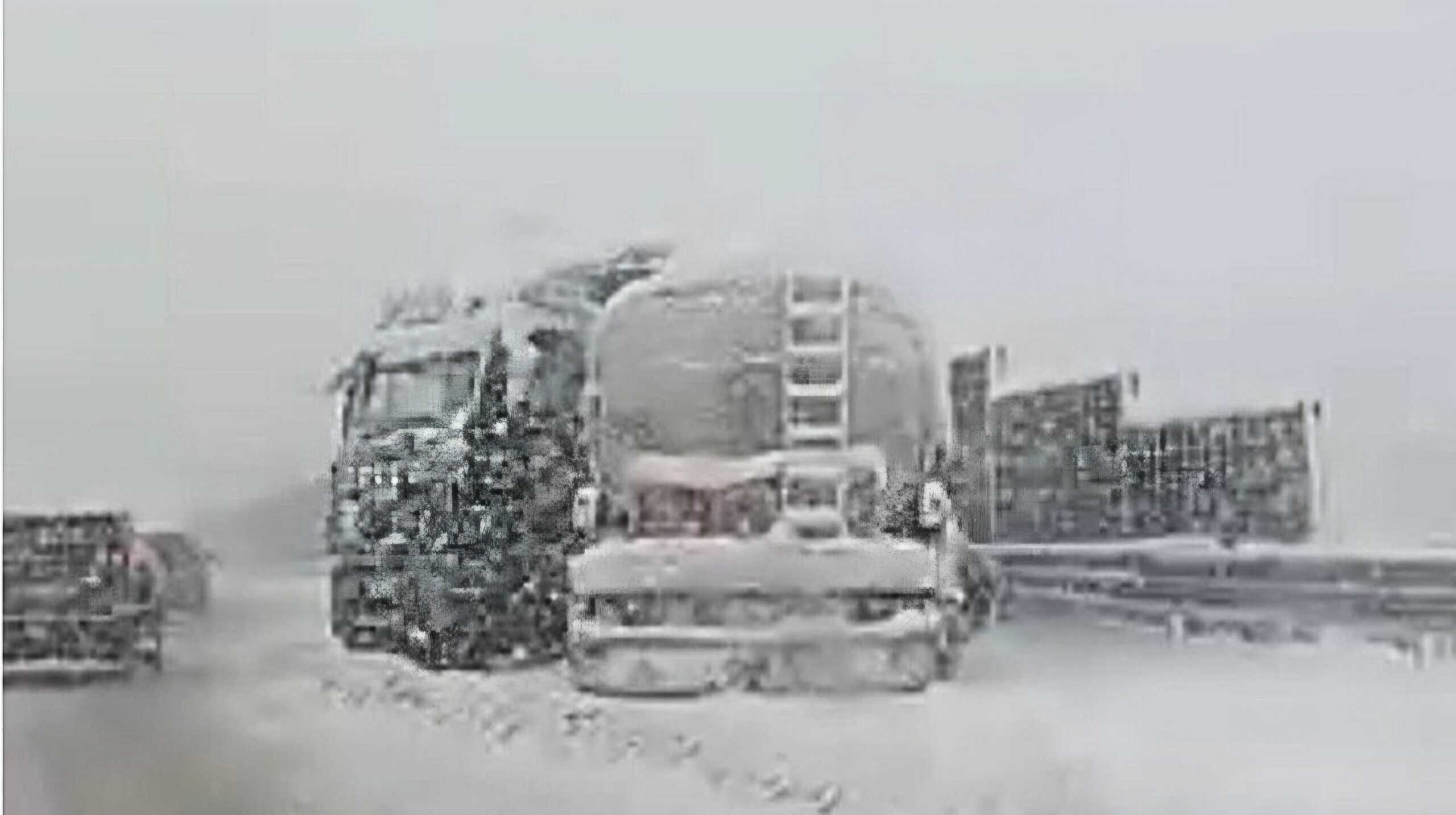 Paleta uništenih kamiona na ekranskom prikazu, fokusiran na Balkan X portal vijesti.