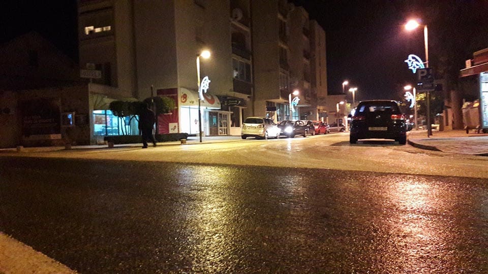 Ulica u noći s osvijetljenim lampama i parkiranim vozilima na Balkan X portal.