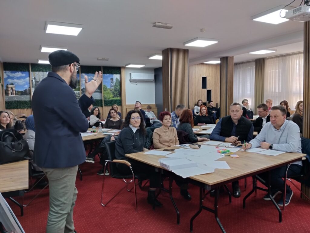 (TUZLA) U organizaciji MFS-EMMAUS uspješno održan seminar: "Samovrednovanje i razvoj kvalitetne škole" 2