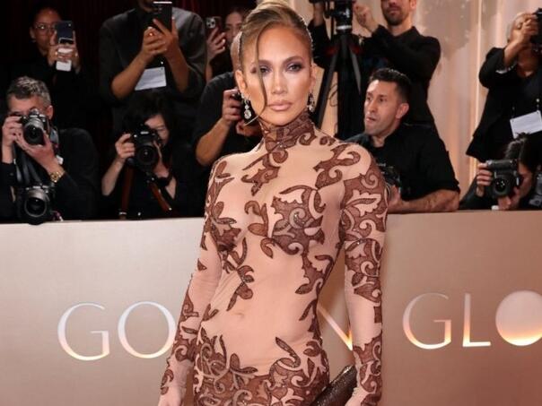 zapanjujuci-stajling-jlo-ovo-je-haljina-zbog-koje-su-svi-gledali-u-nju-jlo-dodjela_6964fe5551857