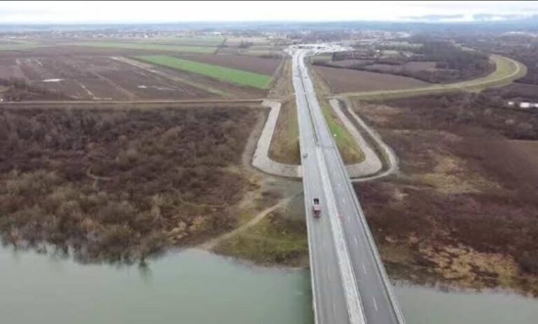 Srbi vide “ustaško U” u nasipu kod Gradiške: simbolika ili tehnički detalj?