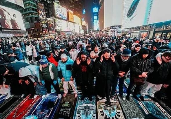 Muslimani-klanjali-teraviju-na-Times-Squareu-u-New-Yorku