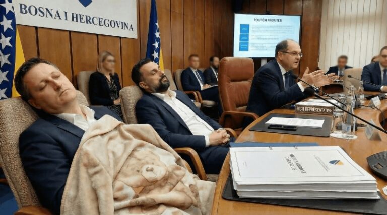 SPAVAJU POLITICARI TROJKA DENIS BECIROVIC