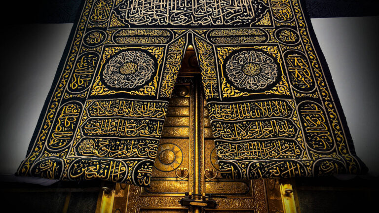close-up-kaaba-in-gold-ajmn8qvcmed0clj9