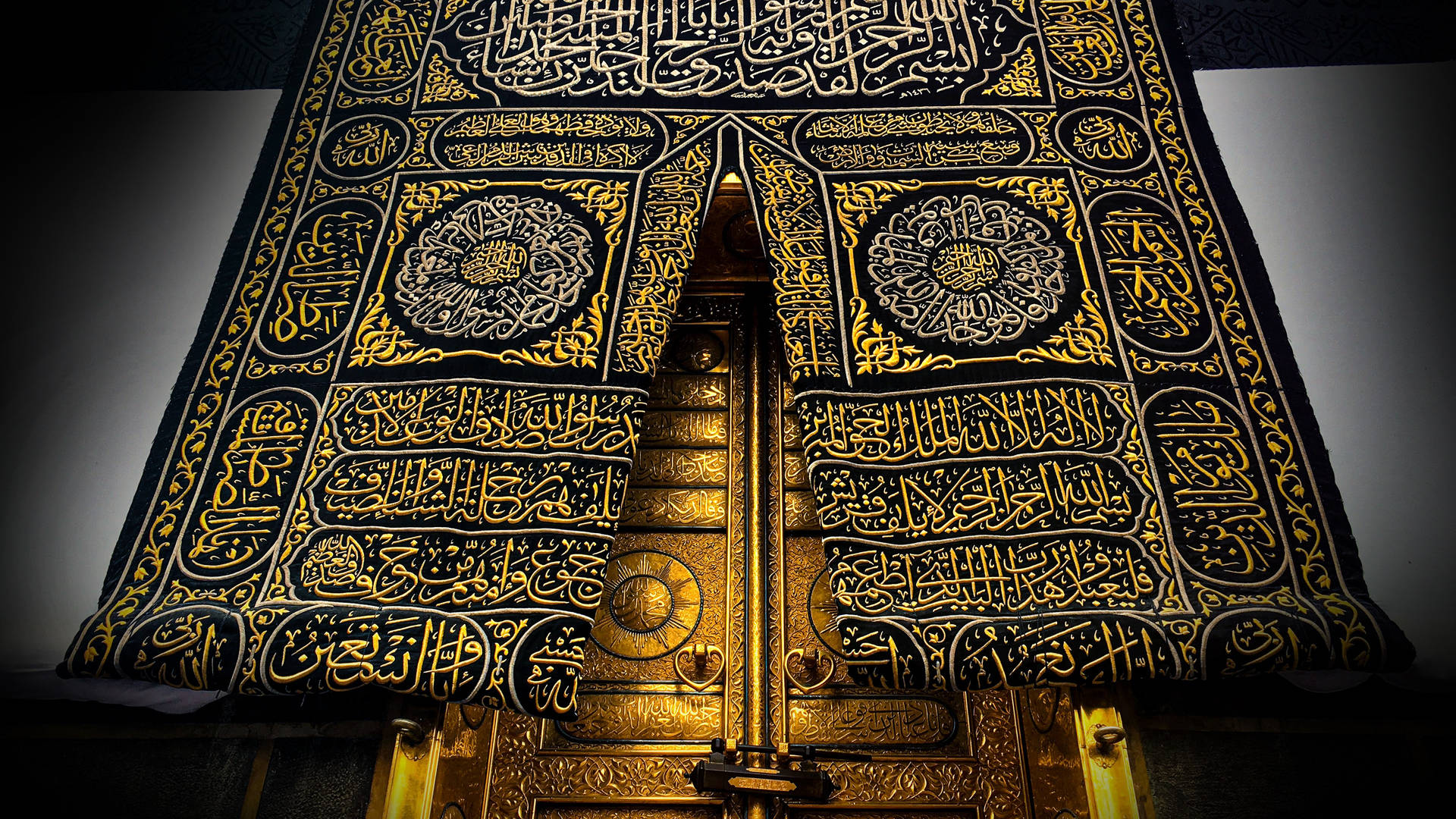 close-up-kaaba-in-gold-ajmn8qvcmed0clj9