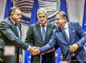 VLAST I OPOZICIJA: Nezavisnost, Dayton, afere i diplomatski turizam