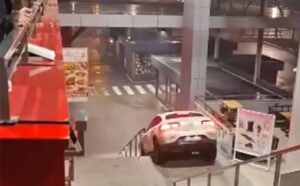 Vozač skupocjenog Mercedesa koji je autom sišao niz stepenice UHAPŠEN