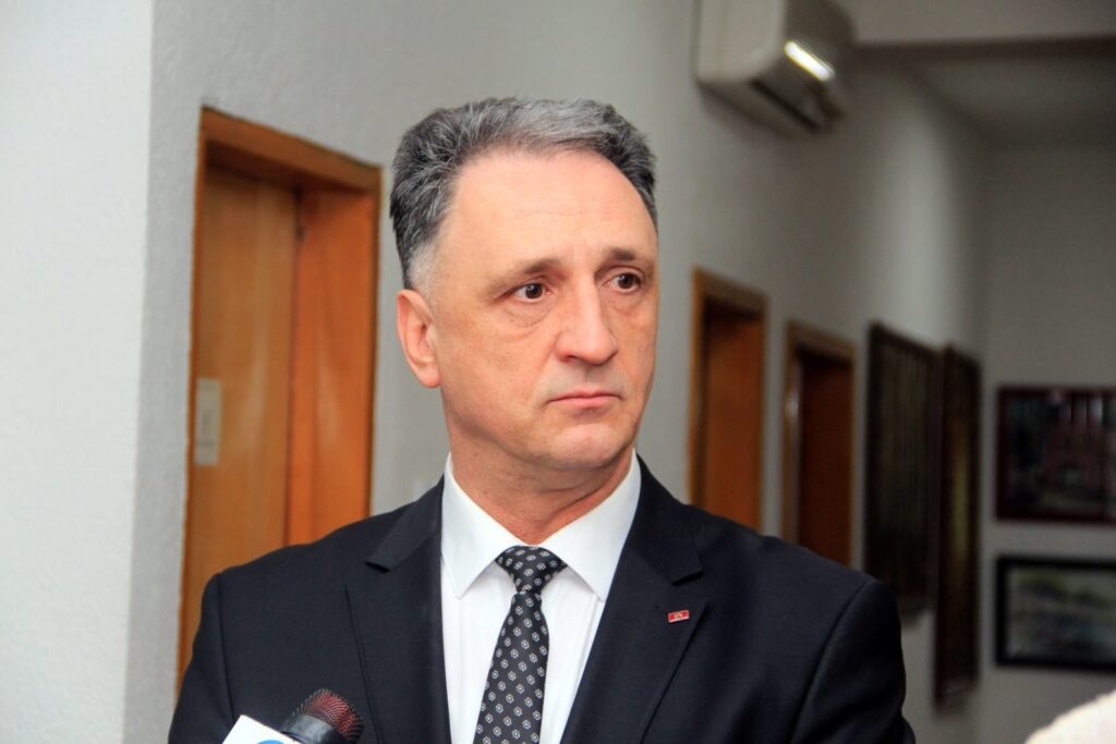 ministar-gluhic-1536x1024